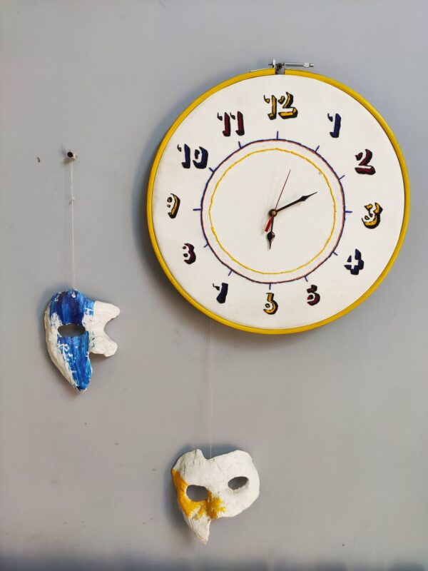 embroidered hoop art cum wall clock