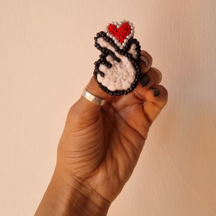 Pinch of love Brooch